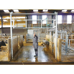 Barrière de séparation relevable  2,30/3,40 m pour couloir de logettes Barrière de séparation relevable  2,30/3,40 m pour couloir de logettes