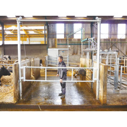 Barrière de séparation relevable  2,30/3,40 m pour couloir de logettes Barrière de séparation relevable  2,30/3,40 m pour couloir de logettes