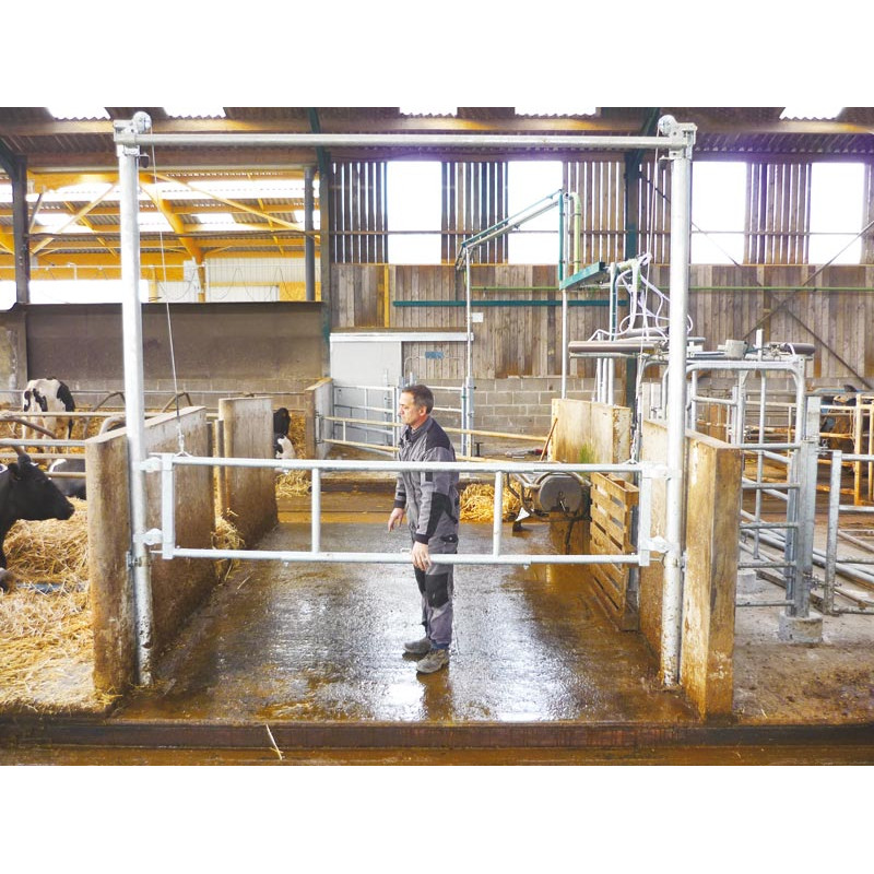 Barrière de séparation relevable  2,30/3,40 m pour couloir de logettes Barrière de séparation relevable  2,30/3,40 m pour couloir de logettes